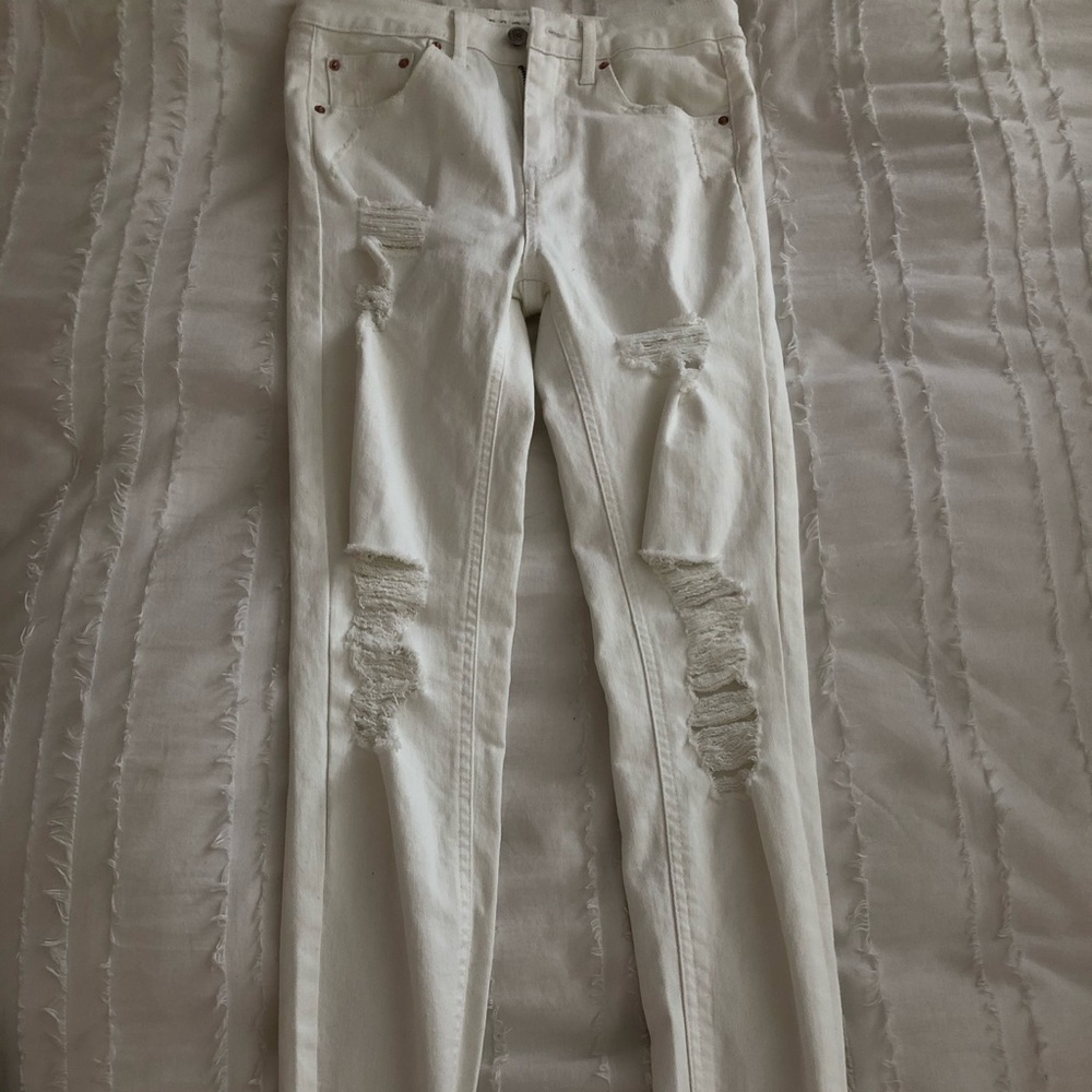 White distressed jeans